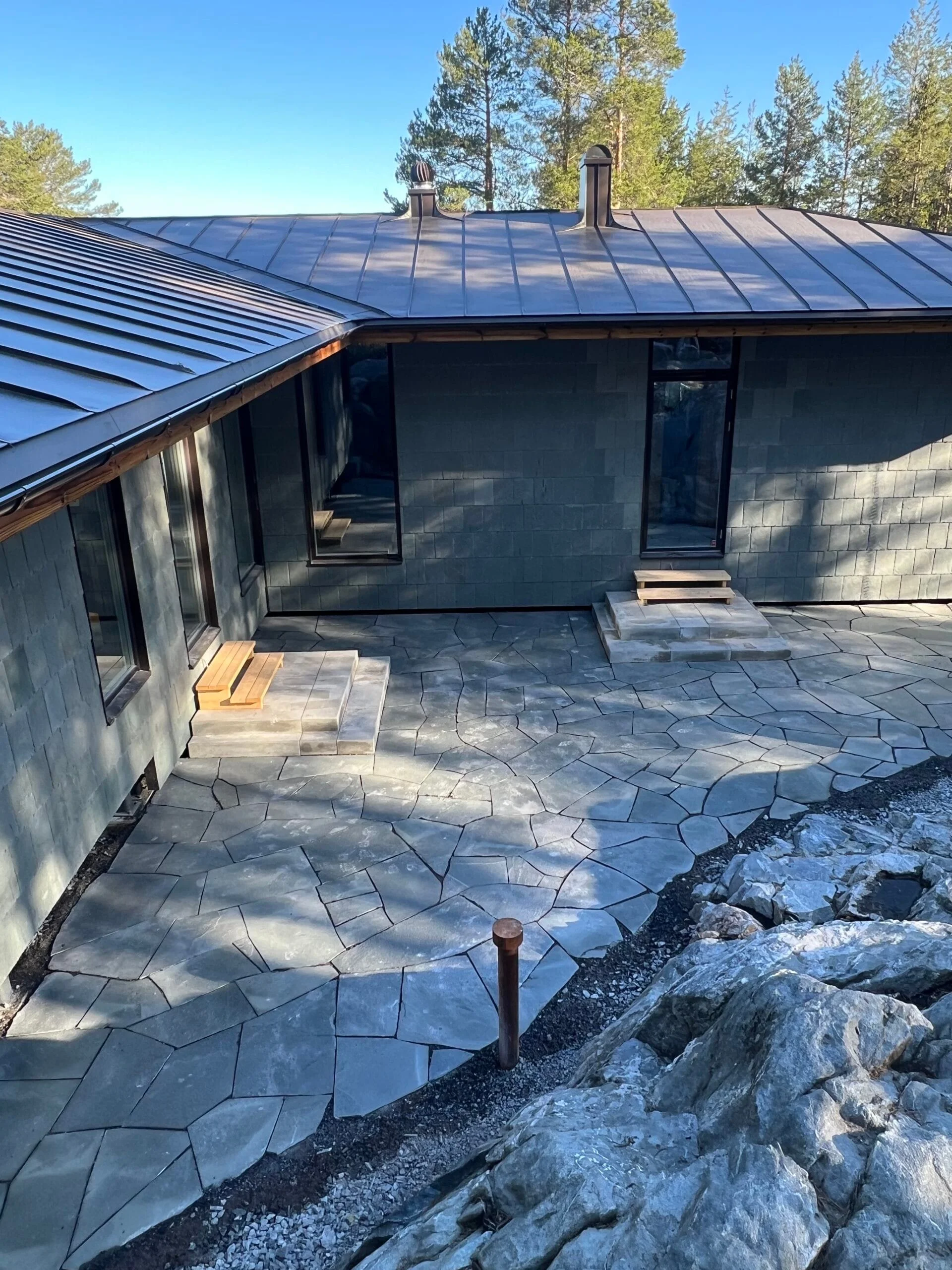 Modern arkitektritad villa med stenterrass